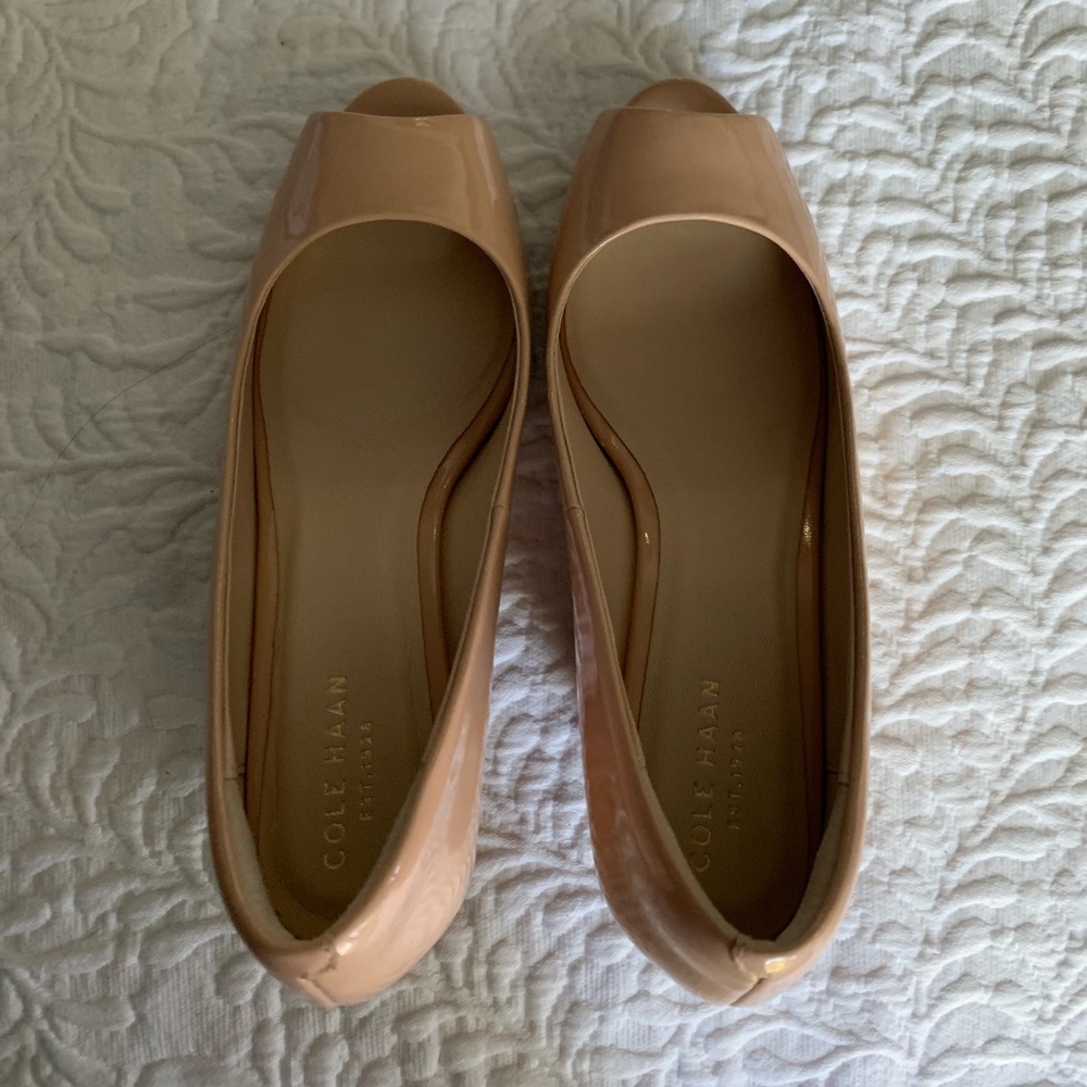 Cole Haan nude patent Sadie open toe wedge 6.0